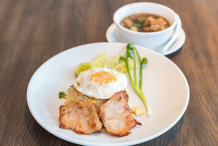 炒饭加烤猪肉柠檬萝卜蔬菜早餐美味食物午餐肋骨洋葱盘子图片