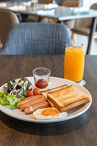 早餐套餐桌子豆子沙拉橡木餐厅蛋黄香肠水果熏肉面包图片
