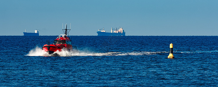 红舰工艺速度电影海洋救援航海紫色运输红色护航背景图片