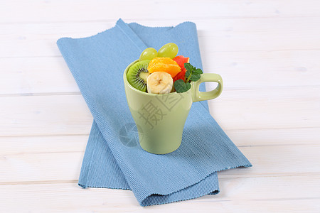 新鲜水果沙拉杯子蓝色绿色食物团体餐垫橙子甜点香蕉小吃图片