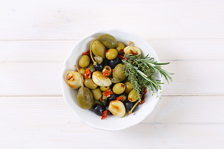 泡菜橄榄 披风 羊皮浆果和大蒜白色迷迭香盐渍沙拉小吃绿色高架黑色百里香食物图片