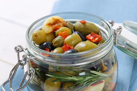 泡菜橄榄 披风 羊皮浆果和大蒜雀跃迷迭香折叠食物盐渍起动机绿色沙拉蓝色玻璃图片