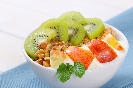 含酸奶和新鲜水果的穆埃塞利语甜点奶油早餐橙子折叠餐垫谷物白色食物奇异果图片