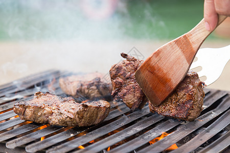 厨师烤牛肉牛排 在露天火焰BBQ图片