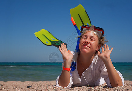 身戴面具的年轻女子 戴着头戴面罩和脚鳍 可以潜伏在山上海滩女性热带运动旅行成人旅游乐趣潜水笑声图片
