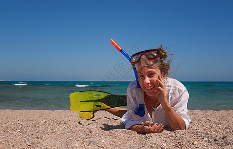 身戴面具的年轻女子 戴着头戴面罩和脚鳍 可以潜伏在山上闲暇热带旅行女性蓝色牙齿潜水员眼睛乐趣潜水图片