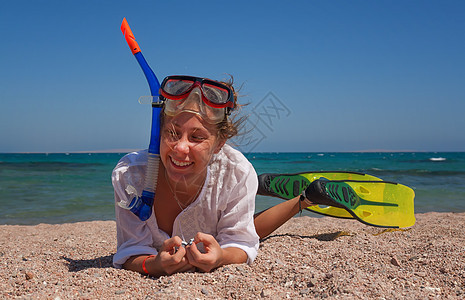 身戴面具的年轻女子 戴着头戴面罩和脚鳍 可以潜伏在山上眼睛海洋潜水女孩闲暇蓝色笑声海滩乐趣牙齿图片