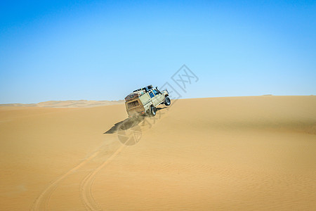 四轮驱动车在纳米比亚沙漠开车寂寞旅行丘陵全景勘探干旱旅游风景吸引力环境图片