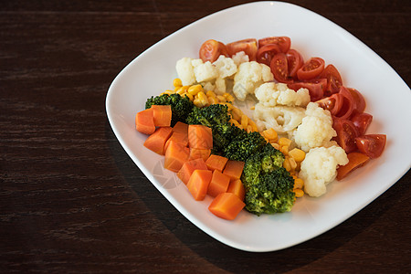 盘子上煮的蔬菜损失糖类萝卜营养饮食菜花食物重量玉米小吃图片