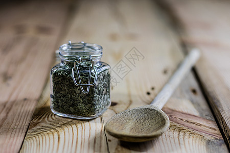 在木制桌上的罐子里 木制勺子香料草药食物粉末木头茴香烹饪胡椒粒胡椒辣椒图片