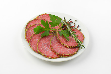 胡椒涂层的腊肠肉制品猪肉青椒牛肉冷盘食物盘子图片