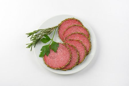 胡椒涂层的腊肠猪肉牛肉肉制品食物冷盘青椒盘子高架图片