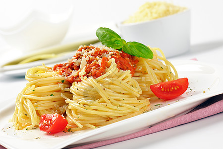 番茄和面粉的意大利面条正方形盘子美食食物磨碎午餐蔬菜白色服务图片