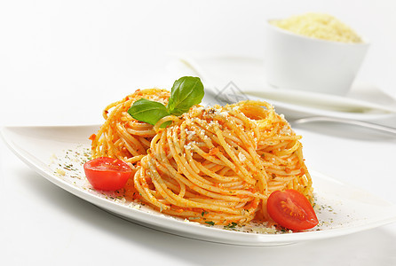番茄和面粉的意大利面条正方形服务美食磨碎食物白色盘子午餐蔬菜图片