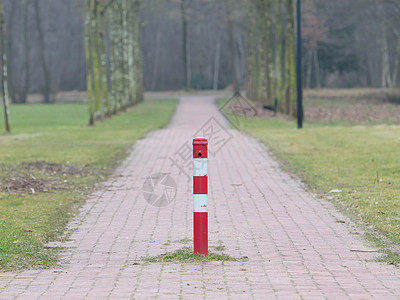 特写红白交通线杆警报工作红色安全条纹邮政绿色运输障碍注意力图片
