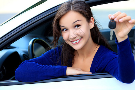 美丽的年轻微笑的快乐女孩 展示她手中的车钥匙驾驶运输幸福零售保险汽车租赁折扣女性商业图片