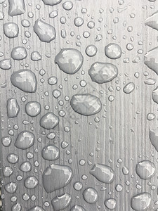 灰色背景下的雨水窗户风暴雨滴天气反射气泡环境水滴玻璃团体图片