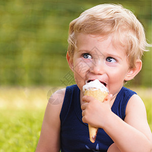 幼儿婴儿男孩吃冰淇淋图片