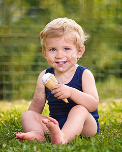 婴儿男孩吃冰淇淋图片