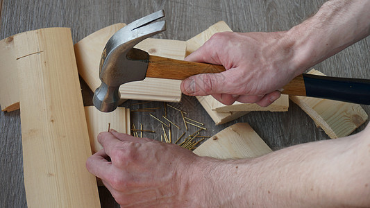 带铁钉的小木板 灰色背景白色指甲木头宏观工作金属木材棕色木工维修图片