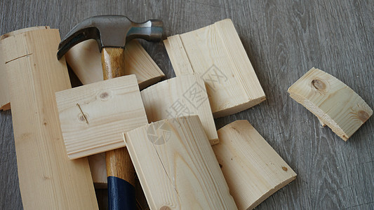 带铁钉的小木板 灰色背景锤子白色木工宏观木头指甲维修作坊工艺硬件图片
