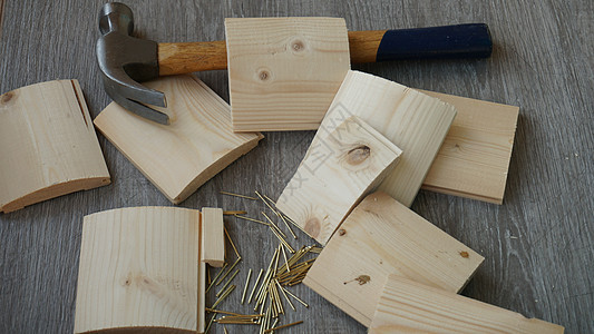 带铁钉的小木板 灰色背景棕色工艺木工宏观锤子维修木头木材硬件木匠图片