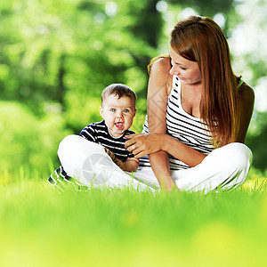 母亲和女儿在公园家庭女孩乐趣女士绿色女性喜悦微笑童年父母图片