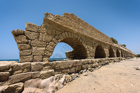 古罗马古老的水渠 在梅迪特拉海岸的塞萨地区海滩纪念碑港口旅游痕迹文化城市建筑学石头考古学图片