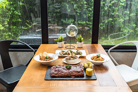 餐桌烹饪厨房乡村肋骨派对桌子午餐木头烧烤沙拉图片