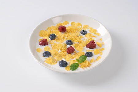 奶粉和水果食物盘子浆果背景灰白色早餐麦片谷物牛奶营养图片