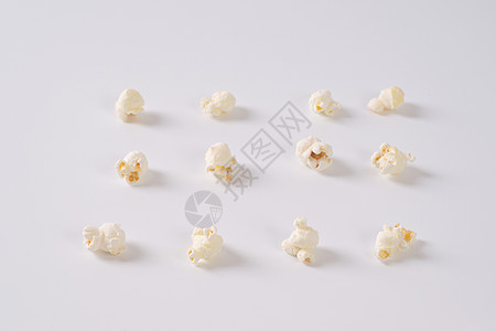 新鲜爆米花片玉米小吃团体白色食物背景图片