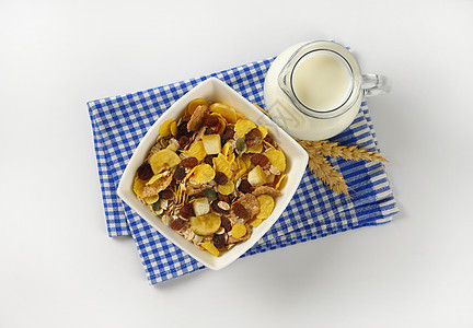 早餐碗麦片和牛奶壶食物抹布水果燕麦玉米片葡萄干高架蓝色水壶营养图片