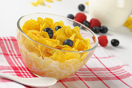 带奶粉的玉米片片食物营养小吃牛奶勺子早餐覆盆子谷物浆果麦片图片