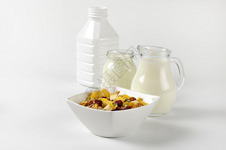 谷物 牛奶和白酸奶玉米片燕麦瓶子干果奶油灰白色水果早餐水壶葡萄干图片