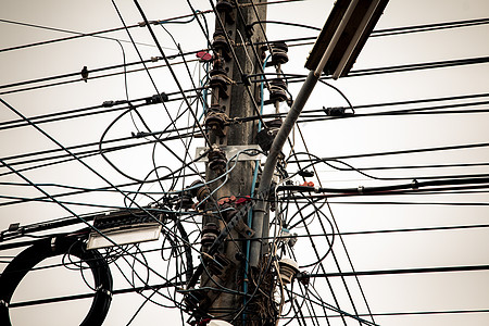 泰国电线的复杂安排线条两极活力金刚金属电缆天空电话城市电压图片