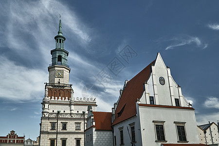 拥有文艺复兴市政厅大楼的旧市场窗户建筑学建筑零售纪念碑天空城市尖顶背景图片