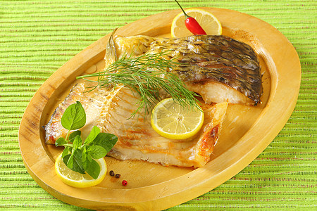 Oven 烤肉片午餐砧板红辣椒烤箱皮肤鱼片柠檬食物主菜图片