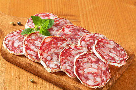 切法国干香肠猪肉食物砧板熟食横截面发酵肉制品美食图片