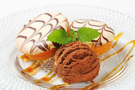 带有巧克力冰淇淋的微型蛋糕白色饼干细雨食物配料甜点盘子焦糖糖浆图片