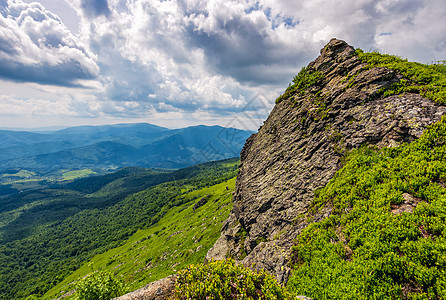 山边巨大的巨石堆岩石旅游戏剧性天空环境石头风景旅行天气石灰石图片