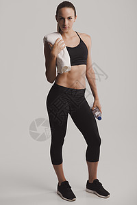 健身妇女锻炼瓶子休息肌肉女性灰色毛巾健身房工作室运动装图片