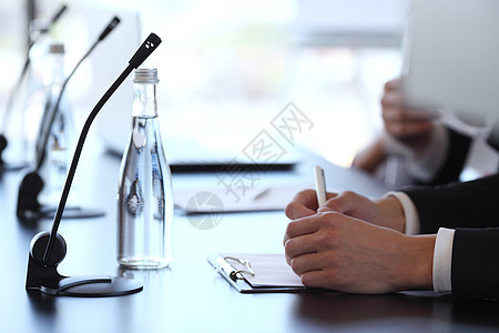 商业会议上的发言者屏幕辅导专家女士房间观众习俗办公室桌子商务图片
