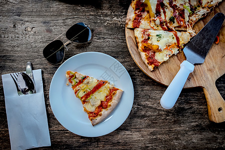 木本底的意大利披萨食品奶酪食物乡村美食桌子解雇木头草药蔬菜绿色烘烤图片