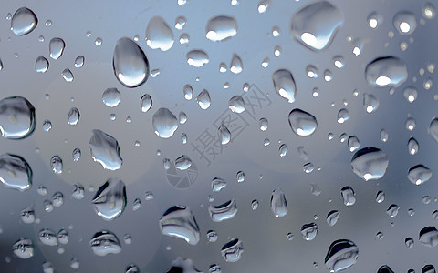 水滴靠近玻璃环境宏观天气雨滴气泡反射白色液体金属背景图片