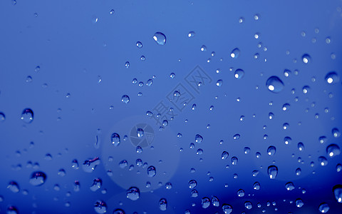 水滴靠近玻璃白色液体环境反射气泡天气雨滴宏观金属背景图片
