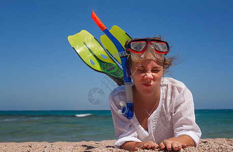 身戴面具的年轻女子 戴着头戴面罩和脚鳍 可以潜伏在山上乐趣微笑笑声女孩海滩热带女士旅游潜水员运动图片