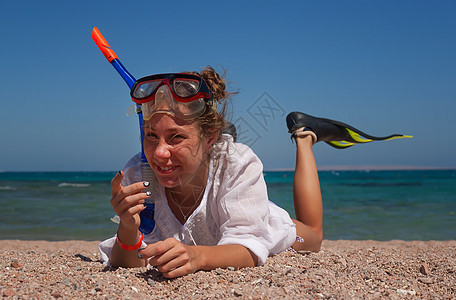 身戴面具的年轻女子 戴着头戴面罩和脚鳍 可以潜伏在山上运动旅行女士游泳笑声蓝色热带女性呼吸管乐趣图片