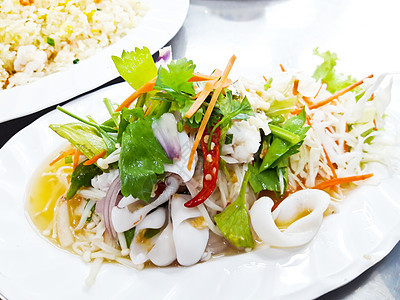 泰国辣辣和酸盐海鲜沙拉蔬菜海鲜食物白色午餐美食辣椒香料绿色乌贼图片
