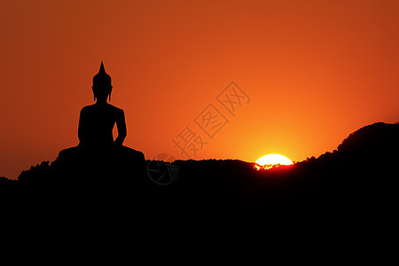 佛桌日落和佛雕塑阳光太阳天空精神佛教徒寺庙雕像冥想文化背景