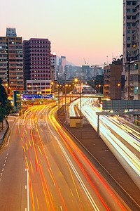 日落时的繁忙交通时钟建筑高楼地标蓝色市中心运输小径戏剧性街道摩天大楼图片